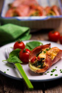 Ham yumurta ve peynir Roll-up. bir kahvaltı için. seçici odak