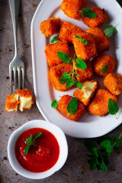 Nuggets Halloumi Naciskiem Marinara Zanurzenie Sauce Selective — Zdjęcie stockowe