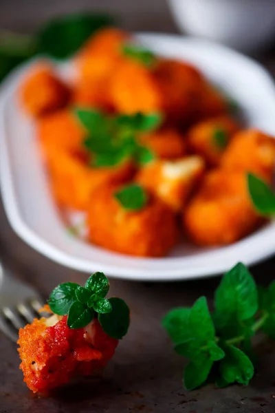 Pepite Halloumi Con Salsa Marinara Dipping Focus Selettivo — Foto Stock