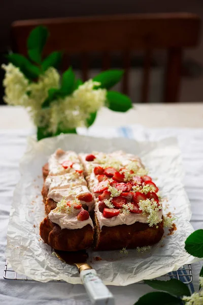 Strawberry Lemon Elderflower Cake Vintage Style Selective Foco — Fotografia de Stock