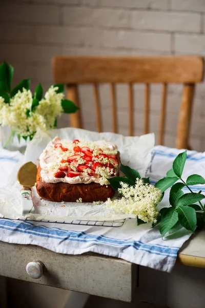 Çilek, limon ve Elderflower Cake.vintage style.selective odak