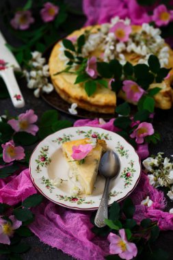 Yumuşak kek ile beyaz çikolata Ricotta ve akasya Flowers.vintage style.selective odak