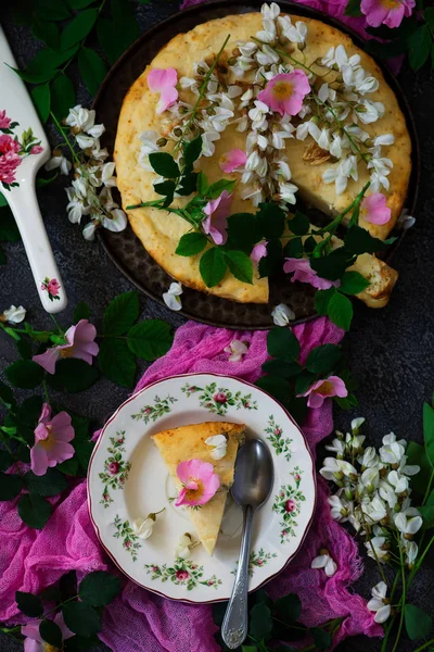 Weicher Kuchen Mit Weißer Schokolade Ricotta Und Akazienblüten Vintage Style — Stockfoto