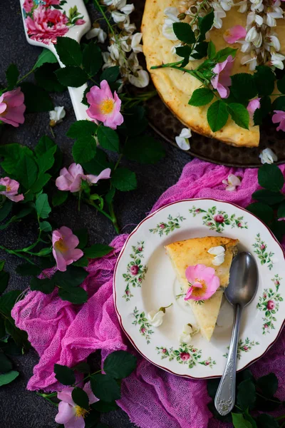 Weicher Kuchen Mit Weißer Schokolade Ricotta Und Akazienblüten Vintage Style — Stockfoto