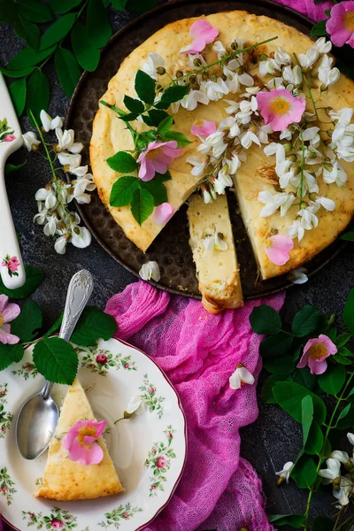 Cake Soft Avec Chocolat Blanc Ricotta Acacia Flowers Vintage Style — Photo