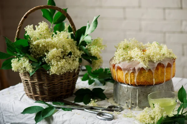 Elderflower Laranja Bundt Cake Vintage Style Selective Foco — Fotografia de Stock