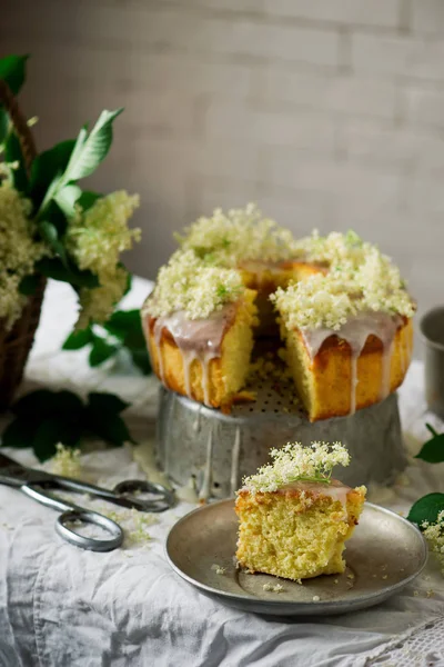 Elderflower Orange Bundt Cake Vintage Style Selective Focus — Foto Stock