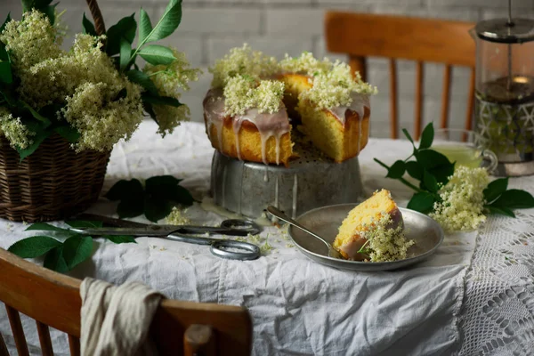 Elderflower Laranja Bundt Cake Vintage Style Selective Foco — Fotografia de Stock