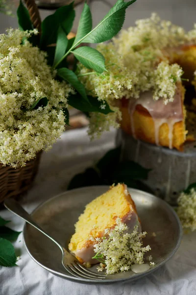 Elderflower Orange Bundt Cake Vintage Style Selective Focus — Foto Stock