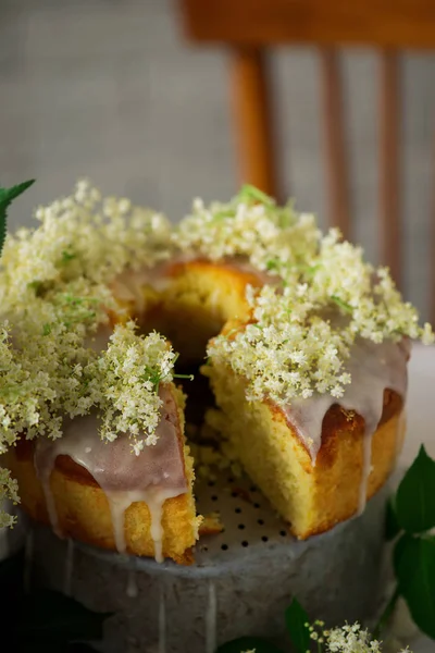 Elderflower Laranja Bundt Cake Vintage Style Selective Foco — Fotografia de Stock