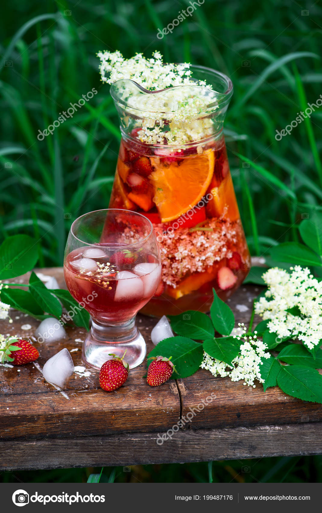 Fleur Sureau Fraise Rose Sangria Vin Dans Des Verres Vue