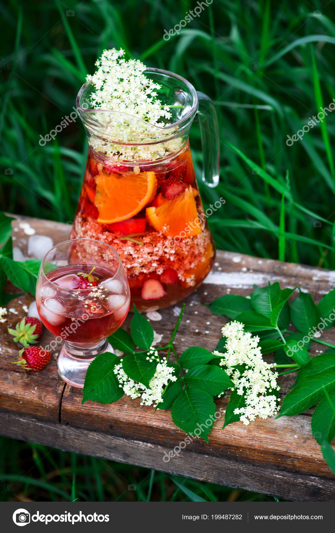 Fleur Sureau Fraise Rose Sangria Vin Dans Des Verres Vue