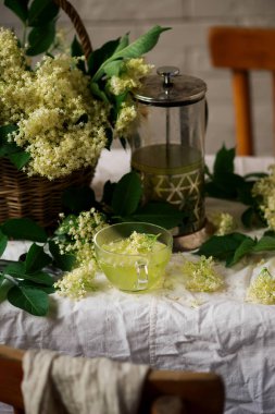 Bir cam fincan elderflower çay. seçici odak