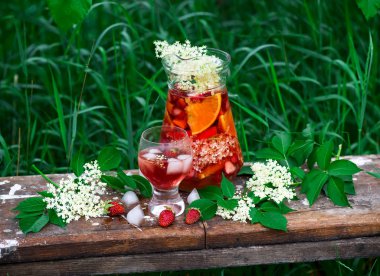 Elderflower, çilek ve gül şarap sangria. gözlük. üstten görünüm. tarzı vintage. seçici odak
