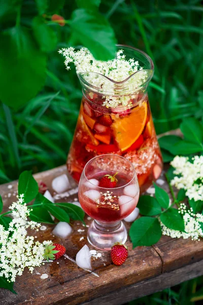 Elderflower Çilek Gül Şarap Sangria Gözlük Üstten Görünüm Tarzı Vintage — Stok fotoğraf