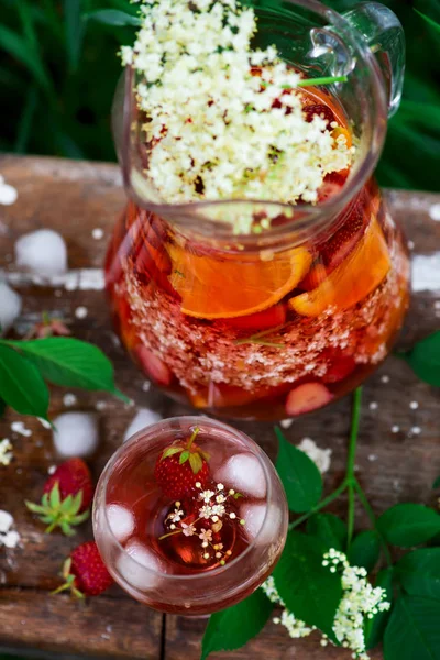 Fläder Jordgubbe Och Ros Vin Sangria Glasögon Ovanifrån Vintage Stil — Stockfoto