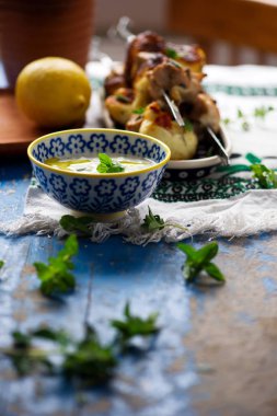 tavuk haloumi skewers.food gathering.style rustic.selective odak