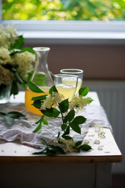 Elderflower bardakta beyaz şarap. - Evet. Klasik tarz. seçici odak