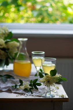 Elderflower bardakta beyaz şarap. - Evet. Klasik tarz. seçici odak