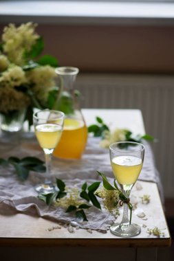 Elderflower bardakta beyaz şarap. - Evet. Klasik tarz. seçici odak