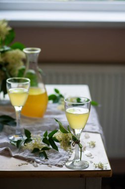 Elderflower bardakta beyaz şarap. - Evet. Klasik tarz. seçici odak
