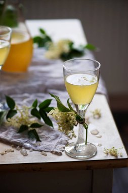 Elderflower bardakta beyaz şarap. - Evet. Klasik tarz. seçici odak