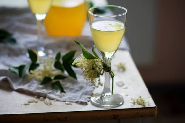 Elderflower bardakta beyaz şarap. - Evet. Klasik tarz. seçici odak