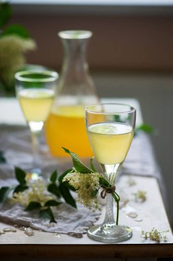 Elderflower bardakta beyaz şarap. - Evet. Klasik tarz. seçici odak