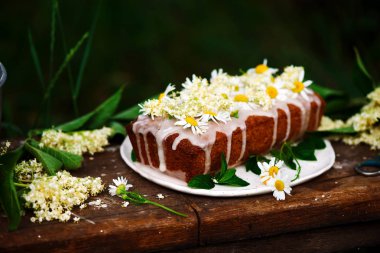 Vegan elderflower bal limon cake.rustic style.selective odak Çiseleme