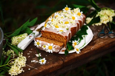 Vegan elderflower bal limon cake.rustic style.selective odak Çiseleme