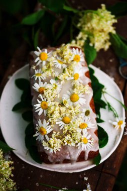 Vegan elderflower bal limon cake.rustic style.selective odak Çiseleme