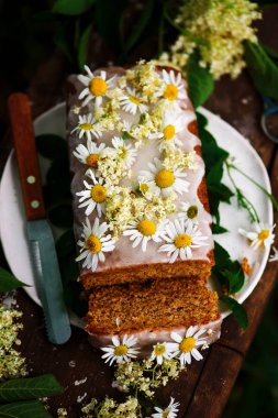 Vegan elderflower bal limon cake.rustic style.selective odak Çiseleme