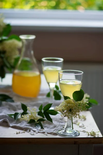 Vlierbloesem Witte Wijn Glazen Stijl Vintage Selectieve Focus — Stockfoto