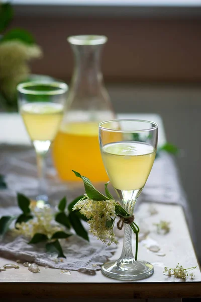 Elderflower Bardakta Beyaz Şarap Evet Klasik Tarz Seçici Odak — Stok fotoğraf