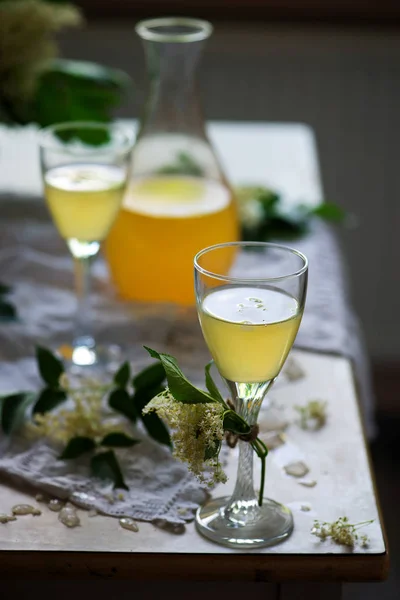 Flor Saúco Vino Blanco Copas Estilo Vintage Enfoque Selectivo — Foto de Stock