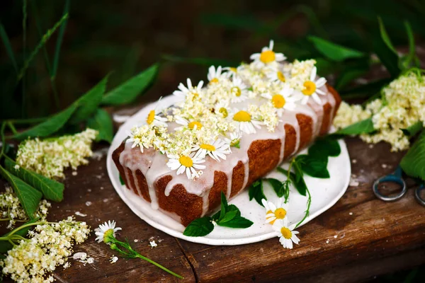 Vegan Elderflower Bal Limon Cake Rustic Style Selective Odak Çiseleme — Stok fotoğraf