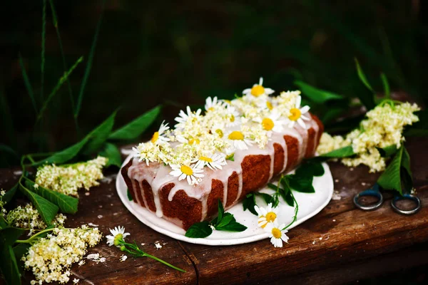 ビーガン ニワトコの花蜂蜜レモン霧雨 Cake Rustic Style Selective フォーカス — ストック写真