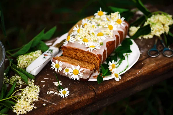 Vegan Sabugueiro Mel Limão Drizzle Cake Rustic Style Selective Foco — Fotografia de Stock