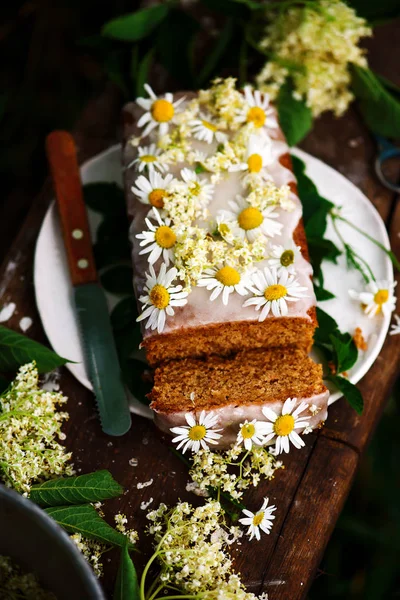 Vegan elderflower bal limon cake.rustic style.selective odak Çiseleme