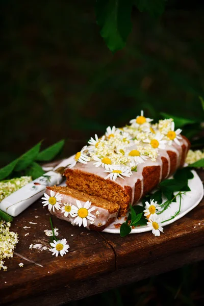 Vegan elderflower bal limon cake.rustic style.selective odak Çiseleme
