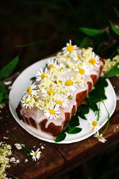 Vegan elderflower bal limon cake.rustic style.selective odak Çiseleme