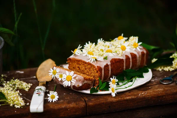 Vegan elderflower bal limon cake.rustic style.selective odak Çiseleme