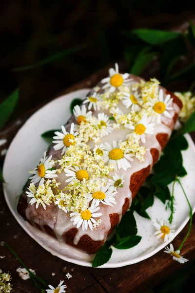Vegan elderflower bal limon cake.rustic style.selective odak Çiseleme