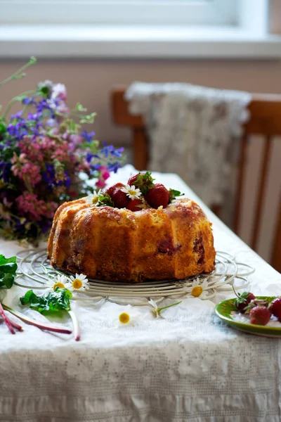 Çilek ravent kek... Vintage style.selective odak