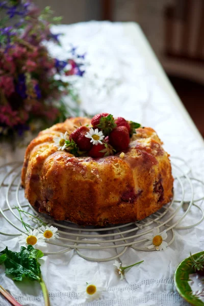 Strawberry Rhubarb Bundt Cake Stile Vintage — Foto Stock