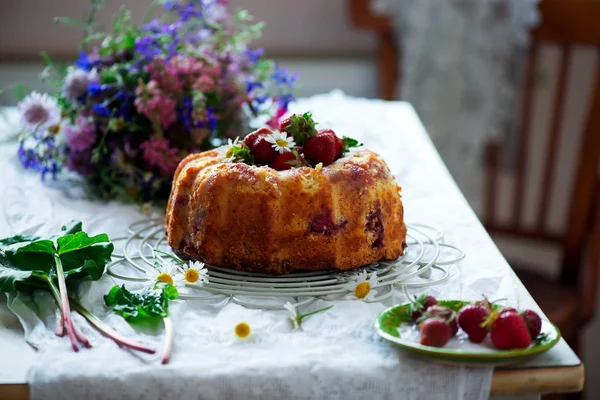 草莓大黄庞德蛋糕 复古风格 选择性对焦 — 图库照片