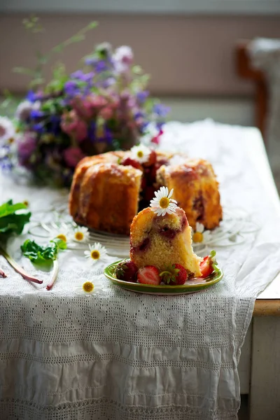 Strawberry Rhubarb Bundt Cake Vintage Style Selective Foco — Fotografia de Stock