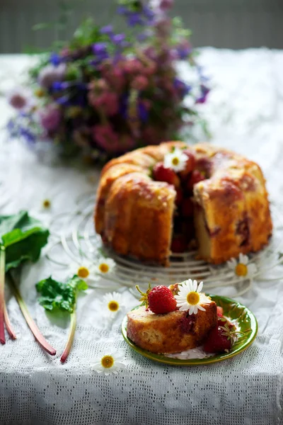 Aardbei Rabarber Bundt Cake Vintage Style Selective Focus — Stockfoto