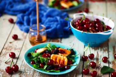 Izgara halumi peynirli salata berries.food gathering.selective odak