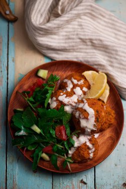  Pancar falafel tahin sosu ve yeşil. salata seçici odak